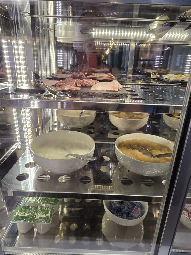 fromages et salade de fruits