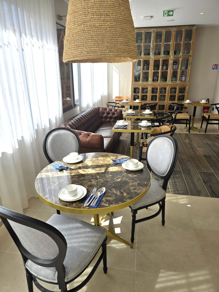 table avec 3 chaises