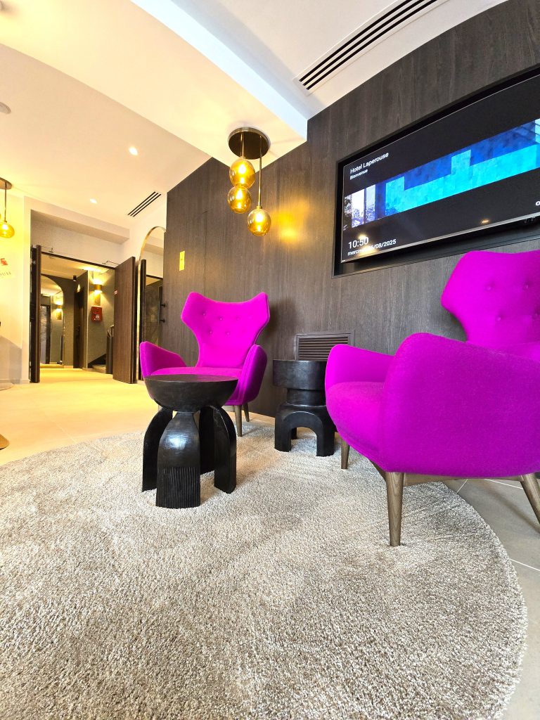 salon avec des fauteuils violets