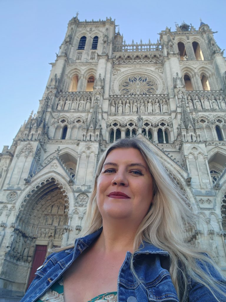devant la cathédrale d'Amiens
