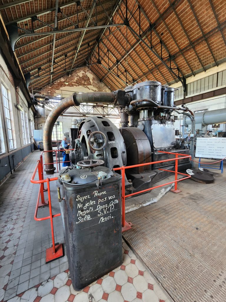 machine avec une rambarde orange