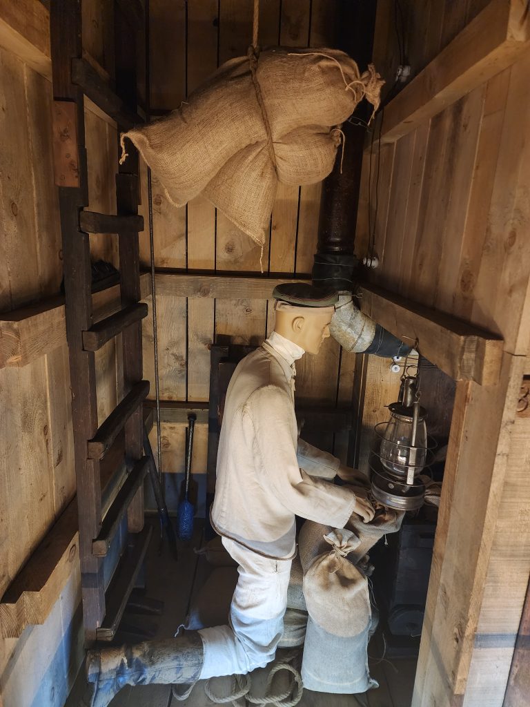 homme à genou qui écoute