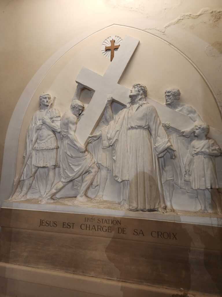 jesus qui porte la croix