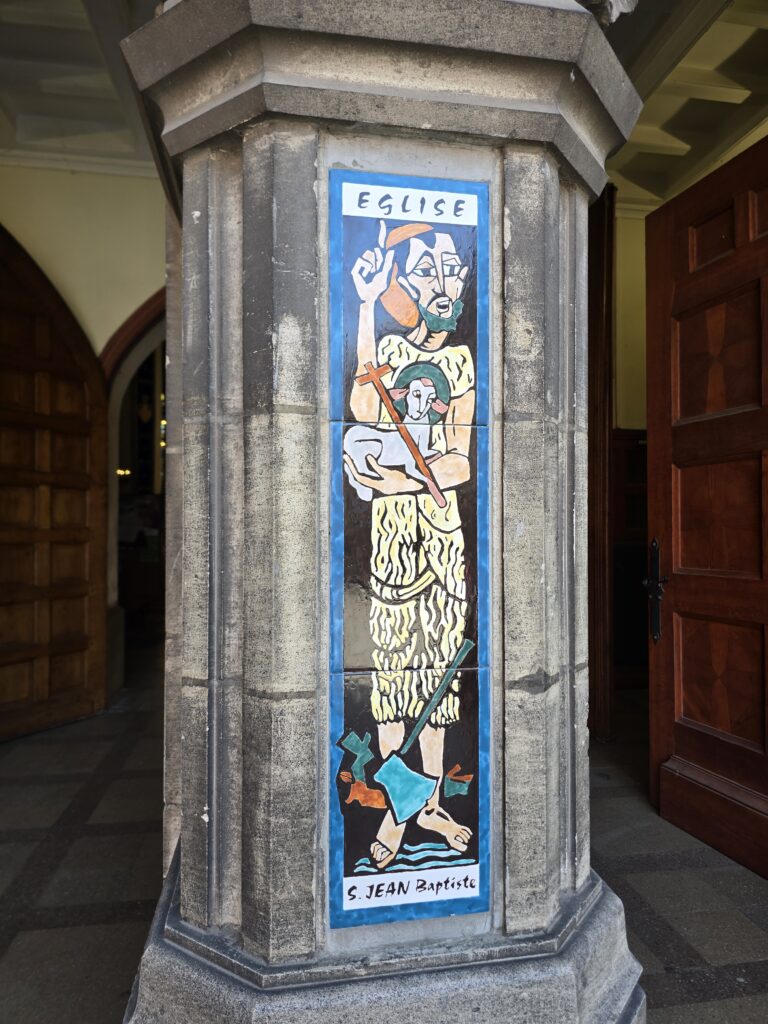 plaques émaillées sur un pilier