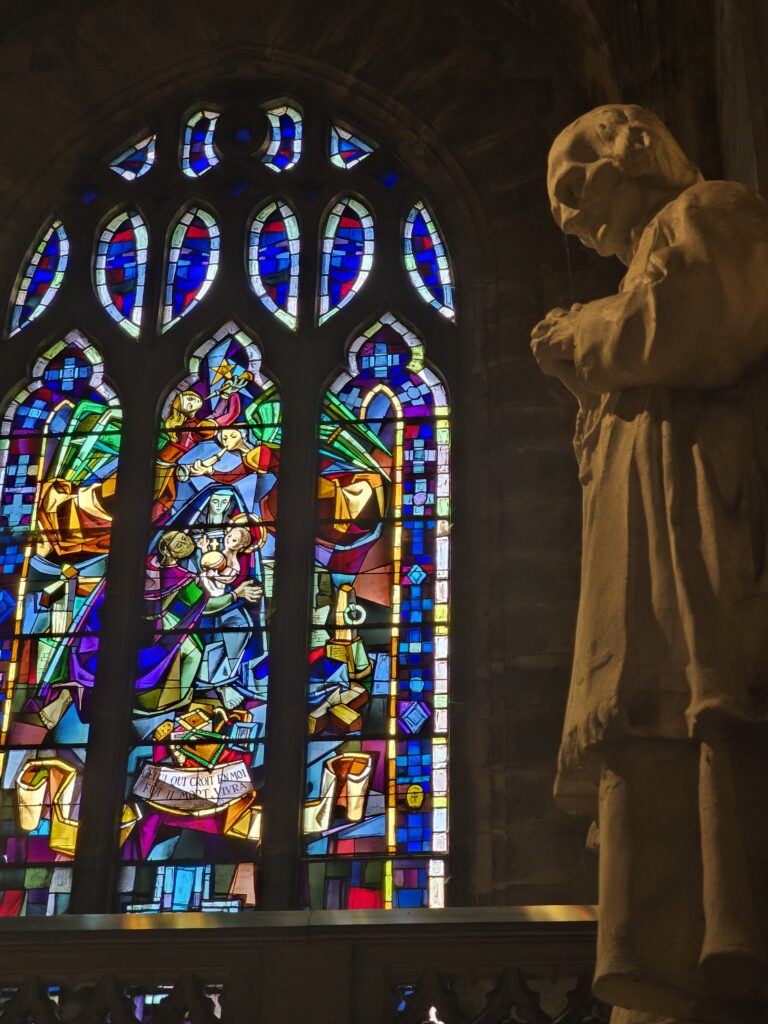 vitrail et statue
