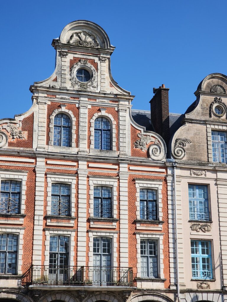 maison avec des fenêtres