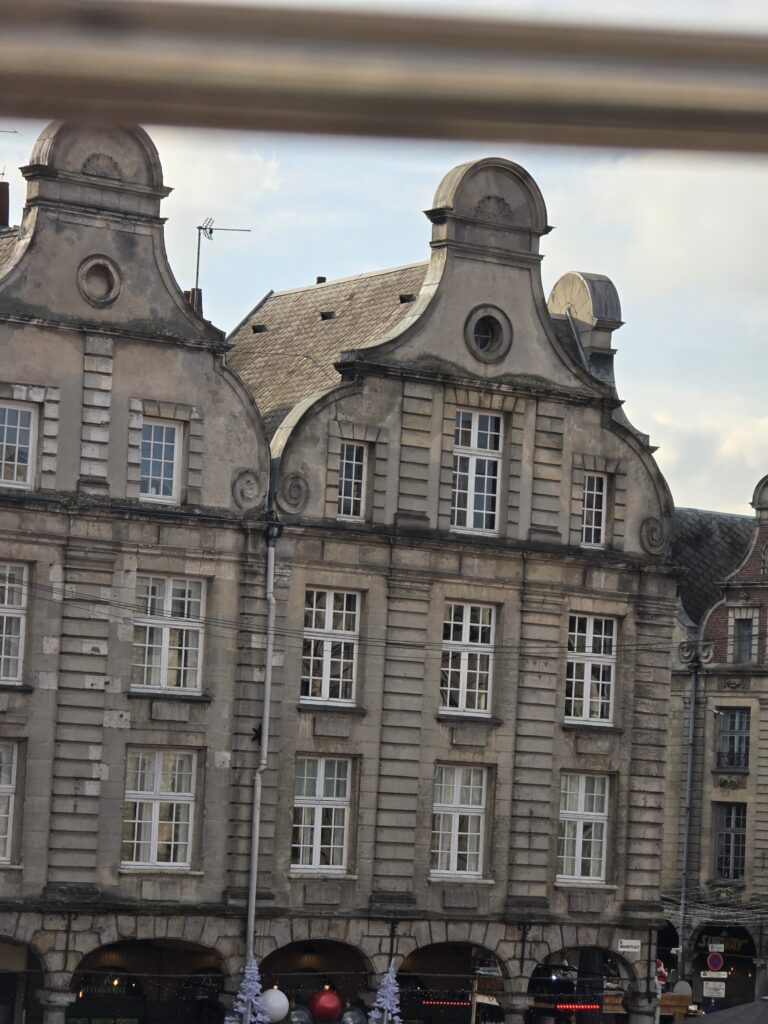marche-noel-arras-journee-facade