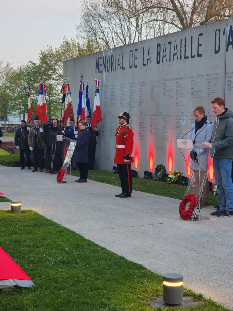 militaire en uniforme rouge